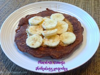 Ridiculously Easy Chocolate Brownie Shakeology Pancakes | 21 Day Fix Recipe